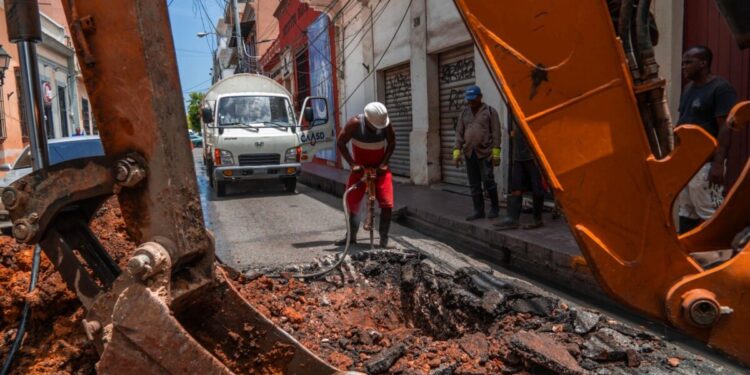 CAASD lleva solución a la Zona Colonial con intervención de tuberías