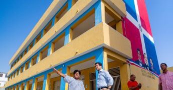 Omar Fernández critica mal estado de escuelas; propone recintos verticales y modelo STEAM