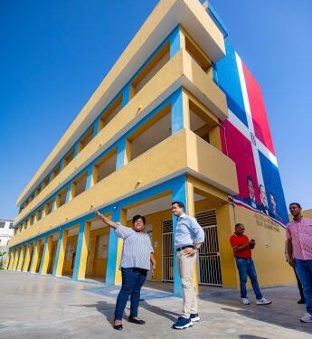 Omar Fernández critica mal estado de escuelas; propone recintos verticales y modelo STEAM