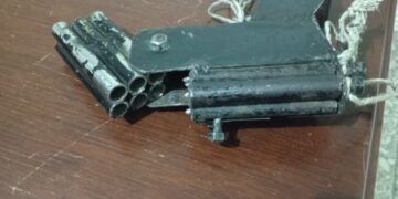 Detienen a un dominicano por transportar a un extranjero indocumentado que portaba un arma de fabricación casera