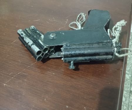 Detienen a un dominicano por transportar a un extranjero indocumentado que portaba un arma de fabricación casera