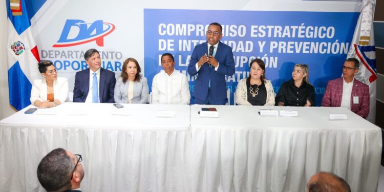 Víctor Pichardo y funcionarios del DA ratifican mediante firma, compromiso con la ética, la integridad y la transparencia institucional