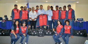 Ministro Kelvin Cruz entrega indumentaria que usarán atletas en Juegos Panamericanos Junior