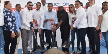 Ministro Kelvin Cruz da primer picazo para la construcción del multiusos del Club 30 de Mayo