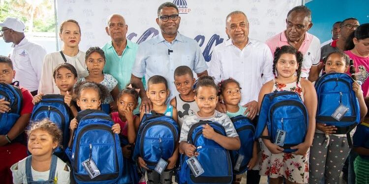 Propeep distribuye útiles escolares para apoyar estudiantes de diferentes zonas vulnerables del país