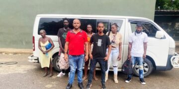 Ejército detiene chofer y cobrador de minibús que transportaban a extranjeros indocumentados en Valverde