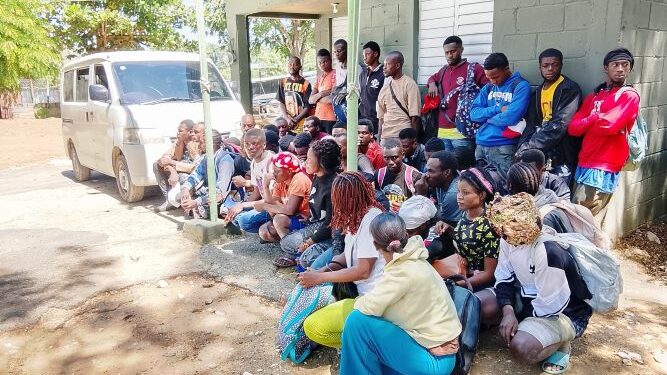 En una zona boscosa de San Juan el Ejército detiene a 42 haitianos en condición migratoria irregular