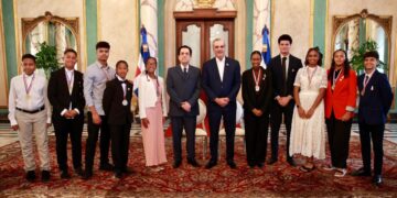 Presidente Abinader recibe a los estudiantes dominicanos residentes en España galardonados con el Premio al Mérito Escolar 2025