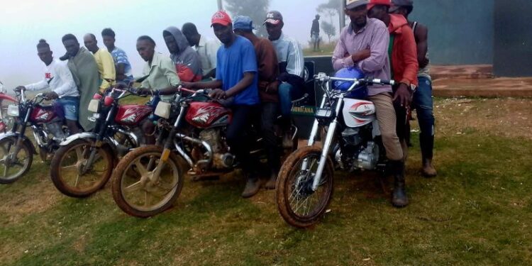 Ejército intercepta 14 haitianos indocumentados que se desplazaban en cinco motocicletas en el Calimete de Montecristi