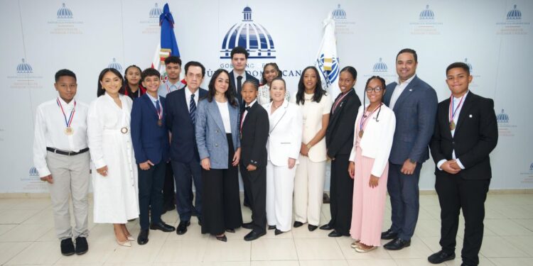 Embajada Dominicana en España fortalece vínculos con la diáspora: estudiantes galardonados en el Premio al Mérito Escolar 2025 realizan visita oficial a la República Dominicana