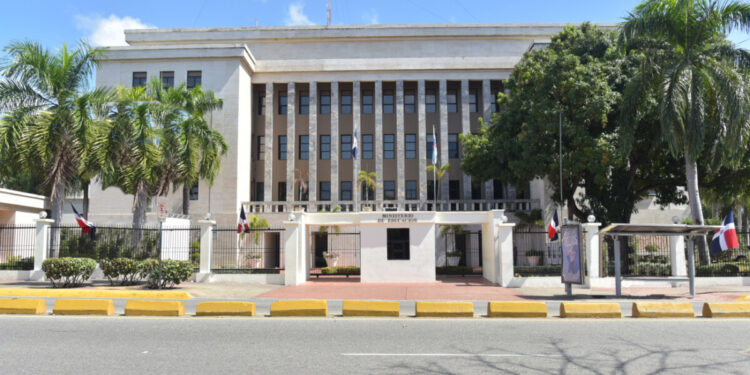 MINERD aplica sanciones por uso inapropiado de instalaciones escolares