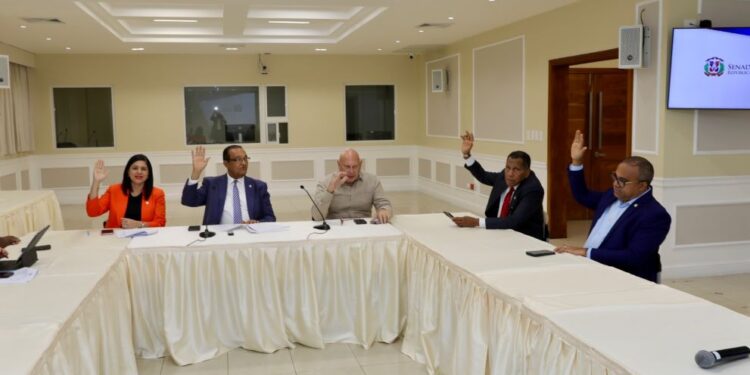 Comisión de Medio Ambiente del Senado aprueba Resolución en favor de la titulación de familias de Las Salinas y la protección de las Dunas de Baní