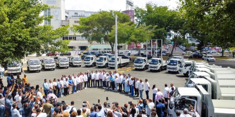 Presidente de Fedomu, Nelson Núñez agradece entrega de camiones a municipios y DM turísticos con mayor impacto de sargazo
