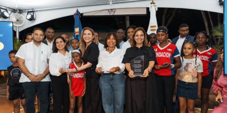 Carolina lleva alegría al sector Fundación con la inauguración del Centro Comunal Dionisio Amparo