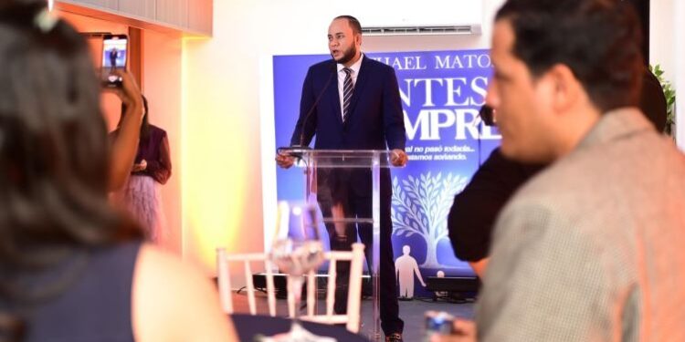 El joven regidor que escribe historias: Michael Matos y su libro Antes del Siempre