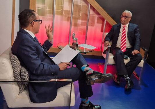 Exministro de Hacienda denuncia opacidad en manejo de dinero tomado prestado por el gobierno y no gastado