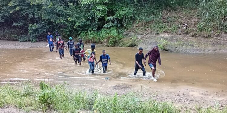 Detienen a 11 nacionales haitianos próximo a rio Guayubín en Santiago Rodríguez