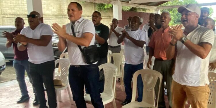 Choferes de Los Alcarrizos denuncian alcalde Junior Santos pretende apoderarse de rutas alimentadoras