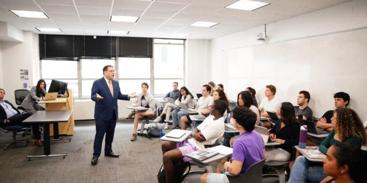 Yayo Sanz Lovatón presenta la transformación logística de RD en la Universidad George Washington  