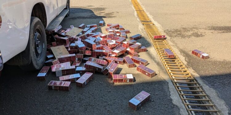 Ejército decomisa más de 200 mil cigarrillos descubiertos debajo de dos camionetas en Valverde