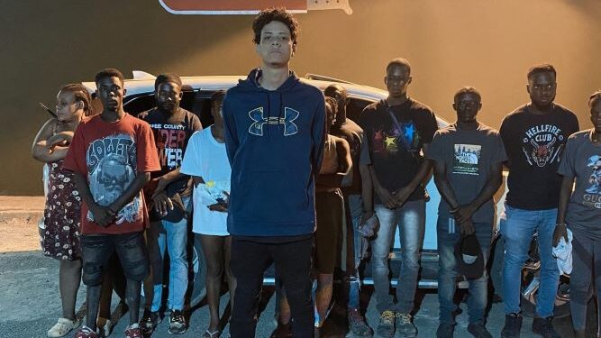 Ejército desmantela operación de tráfico de indocumentados; detiene a 28 nacionales haitianos y a un conductor