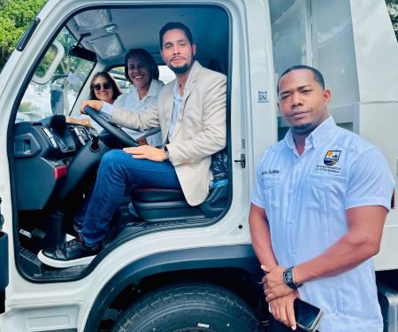 Ministro De Turismo Premia Alcalde Alexander El Hijo Del Pueblo Del Distrito Municipla La Otra Banda con un camión.