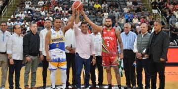 Ministro Kelvin Cruz hace saque de honor en juego Mauricio Báez vs Bameso en Prudential Center, New Jersey