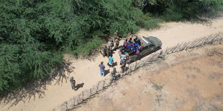Un grupo de 21 haitianos indocumentados fue detenido durante operativo con drones realizado en Mao