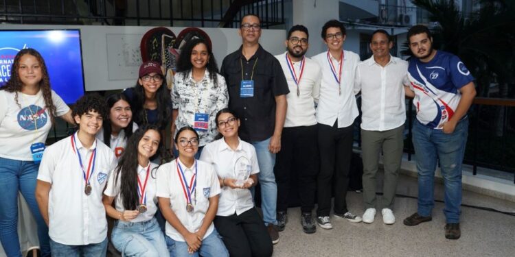 Estudiantes del sector público ganan todas las categorías del NASA Space Apps Challenge 2025 en Santiago de los Caballeros