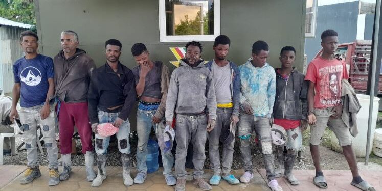 Ejército detiene haitianos indocumentados escondidos dentro de tanques en un camión en San Juan de la Maguana