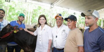 Raquel Peña sorprende a feriantes de Expo Cibao con visita en apoyo a emprendedores locales y marcas nacionales