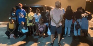 En Mao detienen a dos conductores que transportaban a 16 migrantes haitianos en condición migratoria irregular