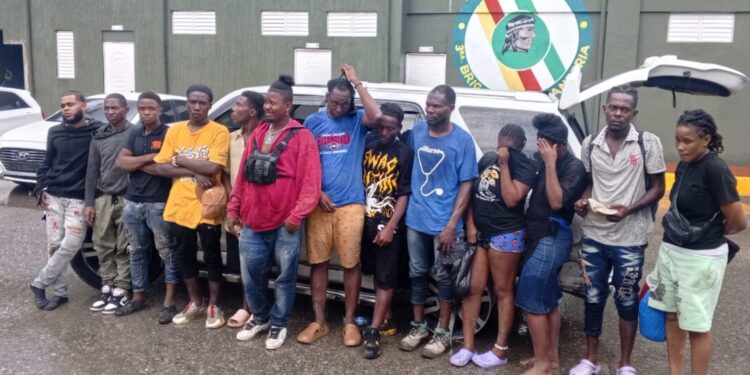 Ejército detiene dos hombres en una jeepeta con 11 migrantes haitianos en San Juan de la Maguana