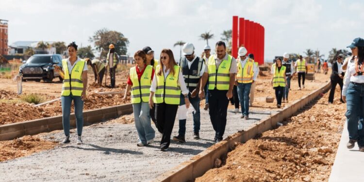Carolina inspecciona los trabajos que desarrolla la Alcaldía del DN en la ciudad