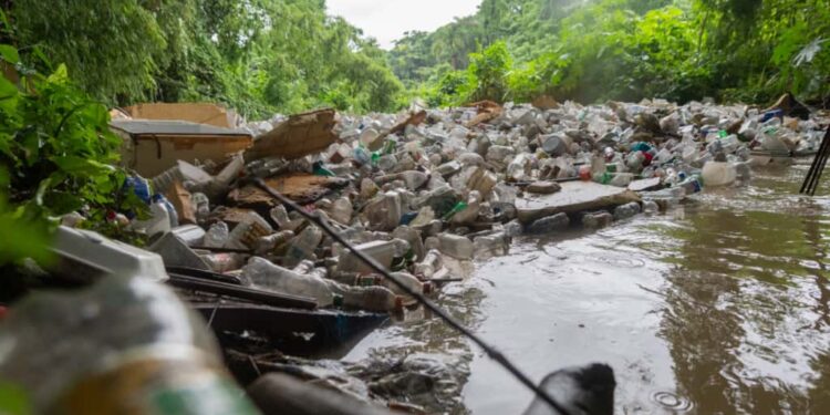 Ministro de Medio Ambiente y alcaldesa de Santo Domingo Norte supervisan acciones de respuesta ante los efectos de la tormenta Melissa