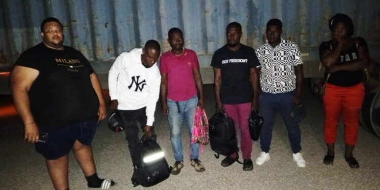 Ejército detiene indocumentados en furgón tipo patana en San Juan de la Maguana