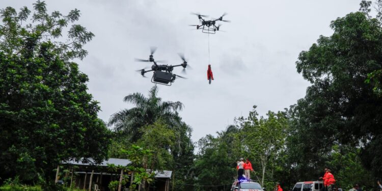 Drones del 911 son utilizados para realizar entrega de kits de raciones crudas a familias incomunicadas en Santo Domingo Norte