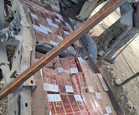 Ejército ocupa camioneta con cargamento de 100,000 cigarrillos en zona costera de Montecristi