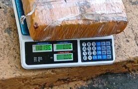 Decomisan más de 20 libras de presunta marihuana escondida en un vehículo durante operativo en Las Matas de Farfán