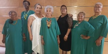 Adultos mayores desfilan colección de joyas