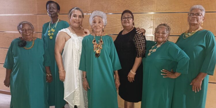 Adultos mayores desfilan colección de joyas