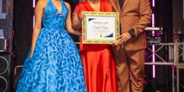 Danylsa Vargas recibe reconocimiento a la trayectoria en Premios La Flor