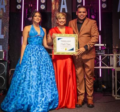 Danylsa Vargas recibe reconocimiento a la trayectoria en Premios La Flor