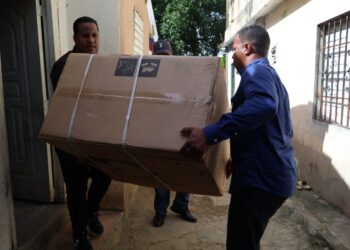 Director Desarrollo de la Comunidad visita joven con discapacidad en Los Alcarrizos; le entrega ayuda