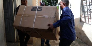 Director Desarrollo de la Comunidad visita joven con discapacidad en Los Alcarrizos; le entrega ayuda