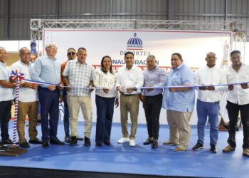 Ministro Kelvin Cruz inaugura moderno play y multiuso que transforman comunidades de Azua y Peravia