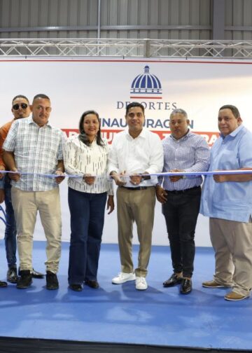 Ministro Kelvin Cruz inaugura moderno play y multiuso que transforman comunidades de Azua y Peravia