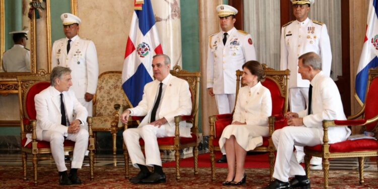 Presidente Abinader recibe siete nuevos embajadores y fortalece relaciones internacionales