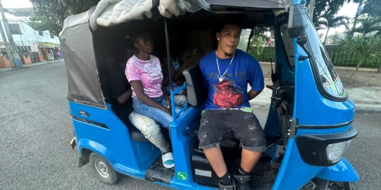 Ejército intercepta motocicleta de tres ruedas que transportaba haitianos indocumentados en Mao