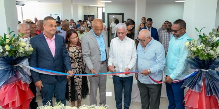 Ricardo de los Santos resalta consolidación de FENATRADO durante inauguración de nuevo local de UNATRAFURA